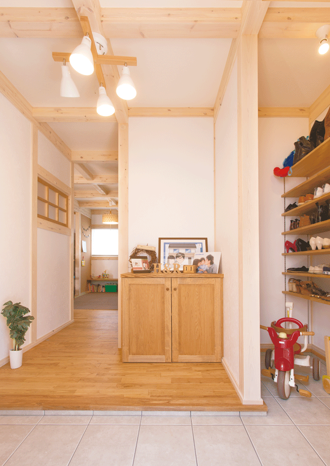 サイエンスホーム【デザイン住宅、自然素材、間取り】ゆったりとした玄関ホール。土間収納もたっぷり確保し、空間を常にスッキリと保つことができる