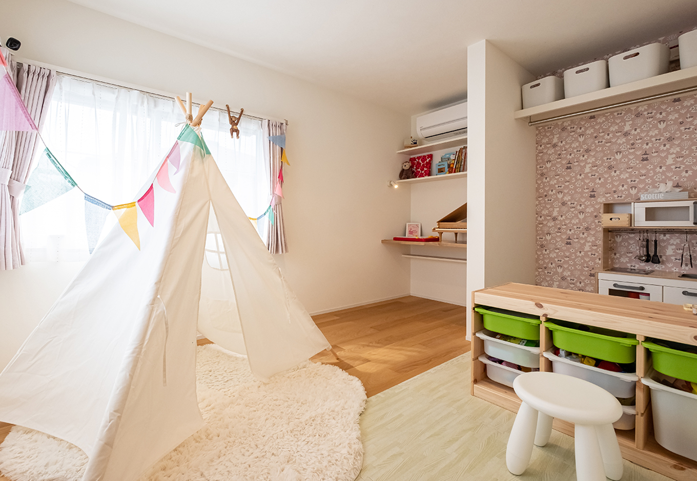 金子工務店/めぐみ不動産【デザイン住宅、子育て、建築家】収納家具などを造作した子ども部屋。モダンデザインの花柄クロスをアクセントに、優しい雰囲気でまとめている