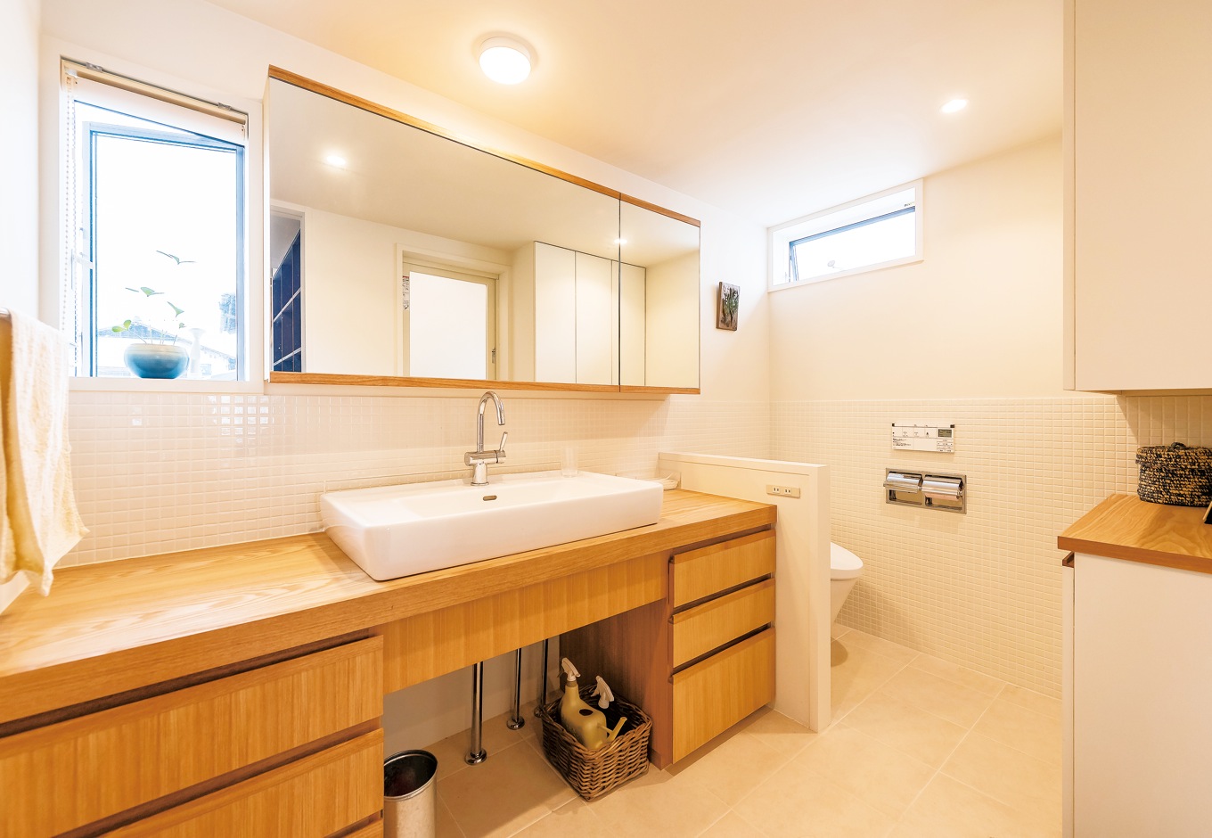 irohaco（アヴァンス）【デザイン住宅、子育て、間取り】バス＋トイレ＋洗面台を一室に収めたサニタリールーム。キッチンのすぐ隣に配されており、家事動線は抜群だ