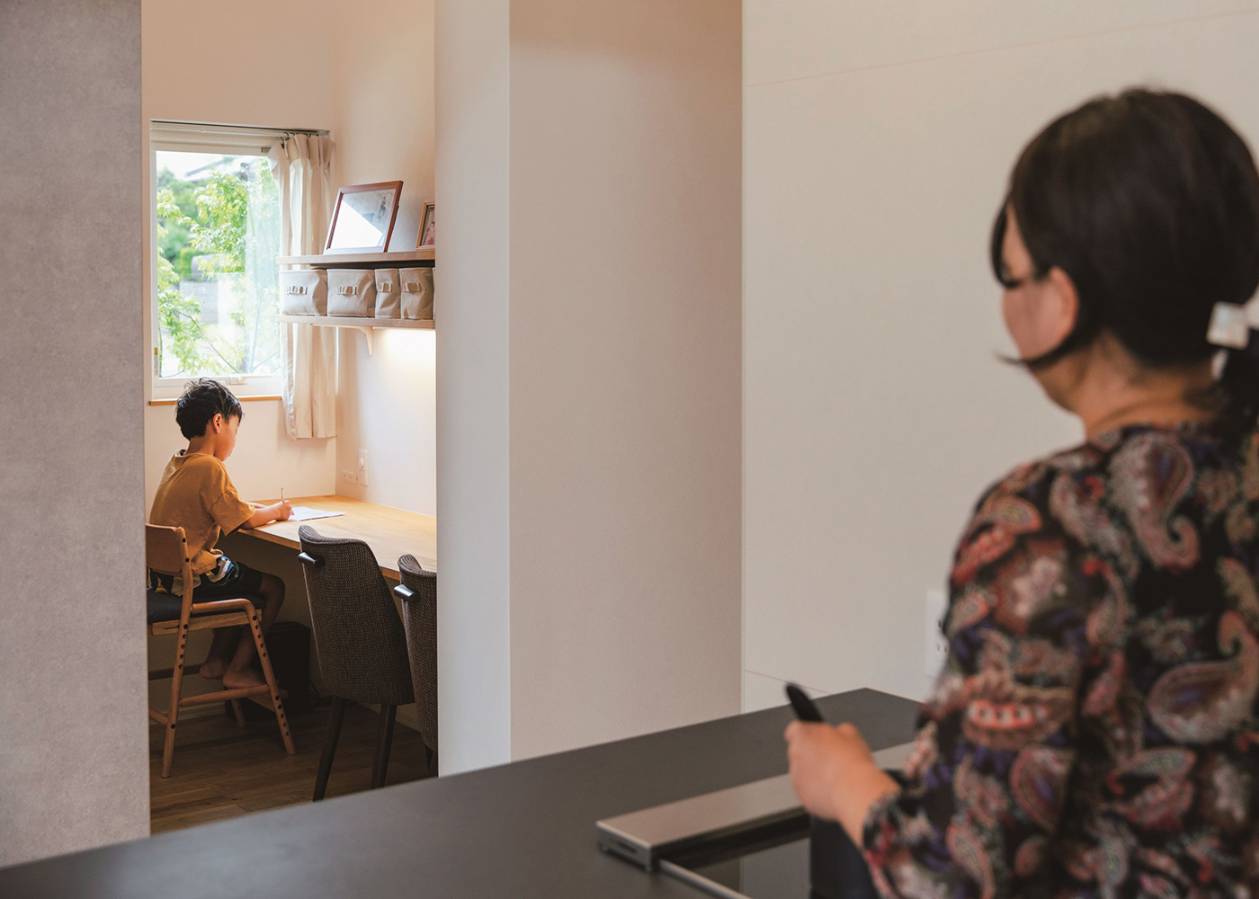 ainoa.life くらはし建築【省エネ、平屋、収納力】キッチンとワークスペースの程よい距離感。子どもの「ママ見て～」にもすぐに対応できる