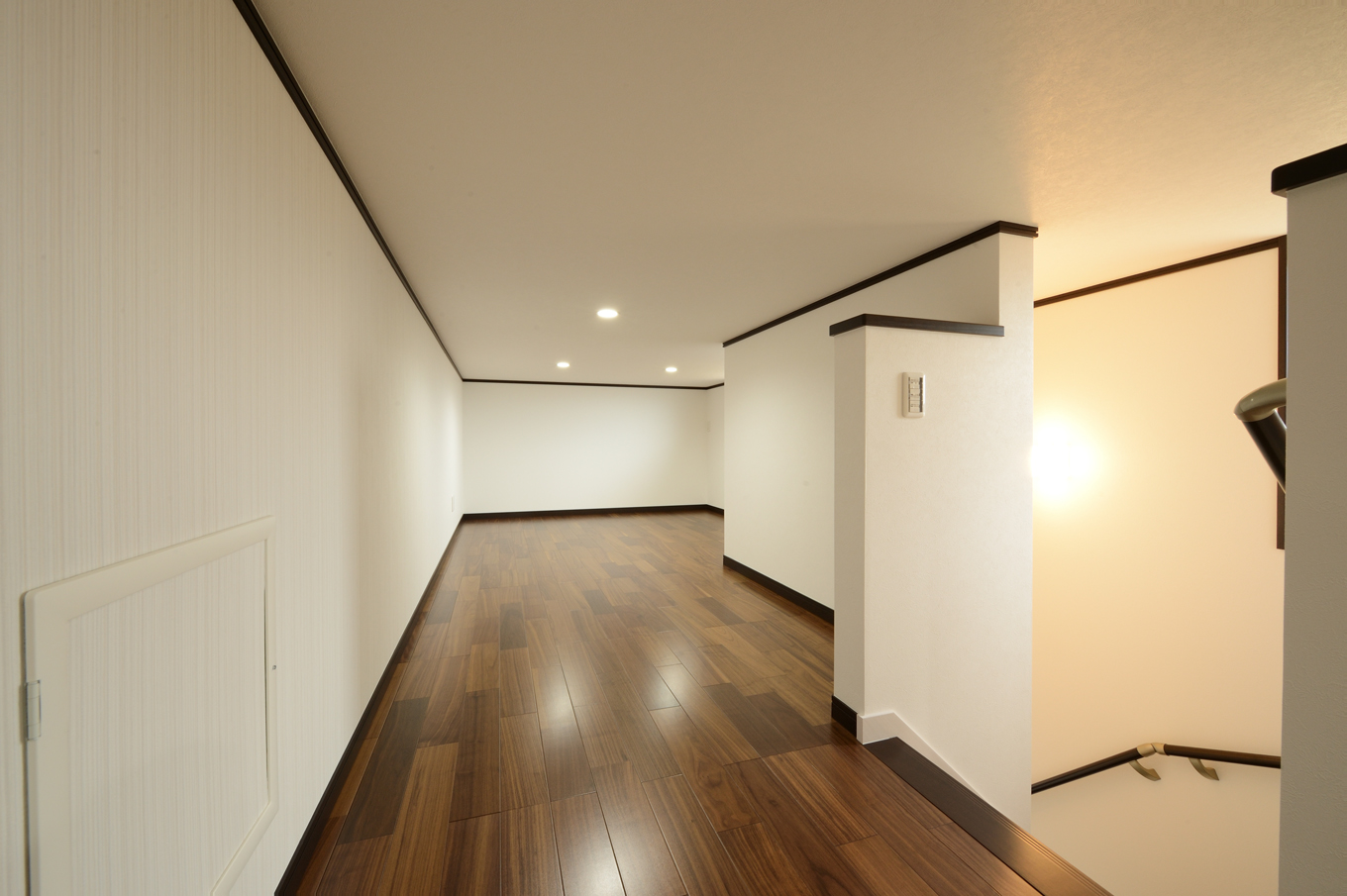Yamaguchi Design 【収納力、二世帯住宅、間取り】11.7畳の小屋裏収納。雛人形や五月人形など、かさばる季節物もラクに収納できる。スペースの半分は、ご主人の書斎として使う予定