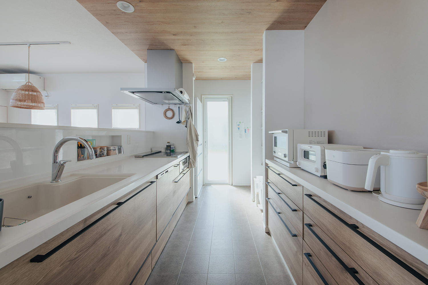 子育て安心住宅 Design Craft Office【デザイン住宅、子育て、間取り】ワークスペースにも調理台にもゆとりを持たせたキッチンスペース