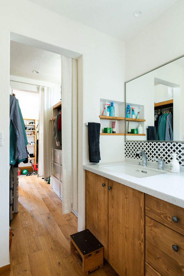 アイジースタイルハウス【デザイン住宅、自然素材、間取り】玄関のシューズクロークから一直線につながる便利な裏動線。洗面台の白黒タイルがおしゃれ