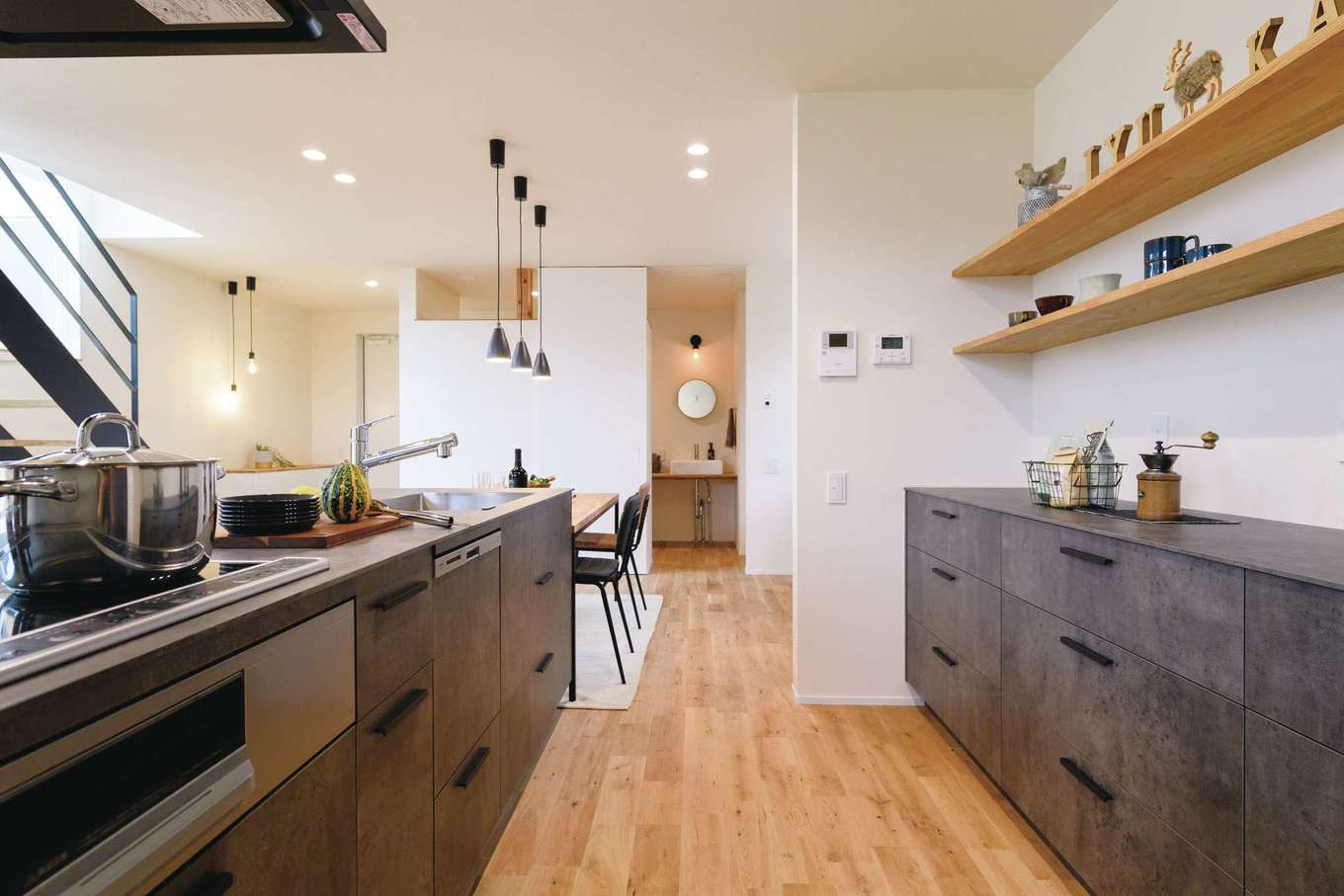 住家 JYUKA【デザイン住宅、間取り、建築家】キッチンの向こうはシューズクロークから続く家族の玄関ホール。家に入ったらまず手洗いができる動線に