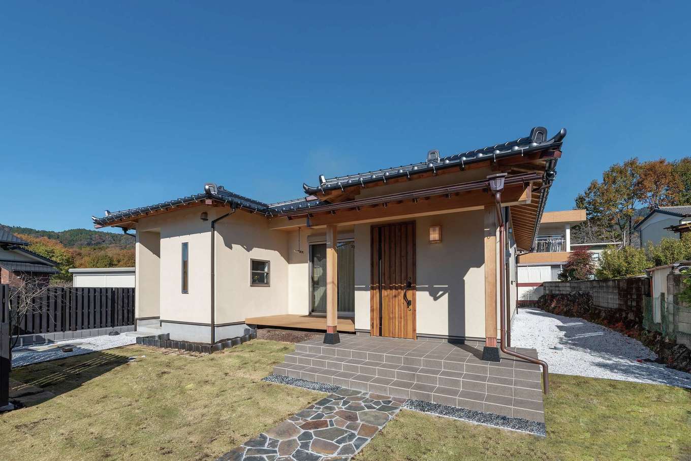 藤田工務店【和風、自然素材、平屋】和瓦の本格和風平屋住宅に、12.5畳のリビングから続くウッドデッキがアクセント
