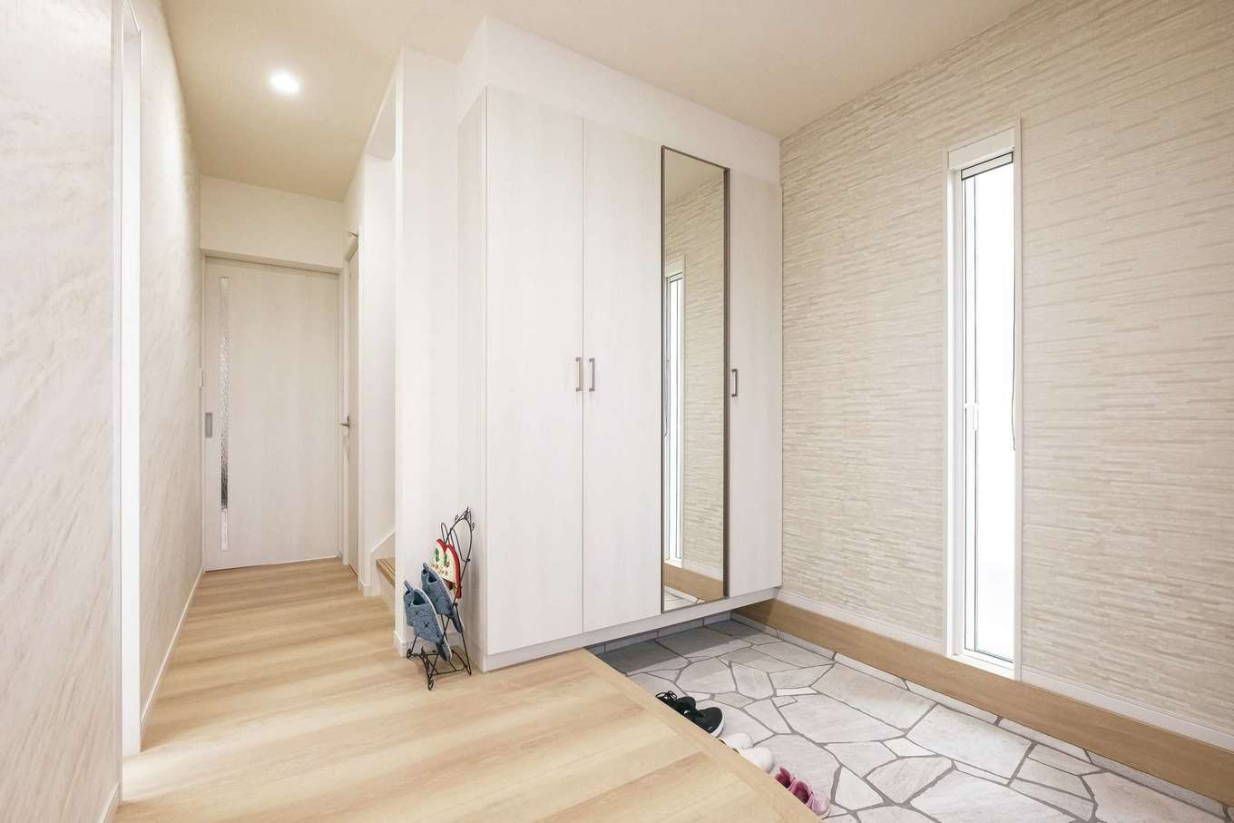 アフターホーム【1000万円台、デザイン住宅、子育て】広い玄関はＳさんのこだわりの一つ。たたきはベビーカーをそのまま置ける広さを確保し、お出かけの度に折り畳んだり、広げたりという手間が省けて子どもとの外出もスムーズ