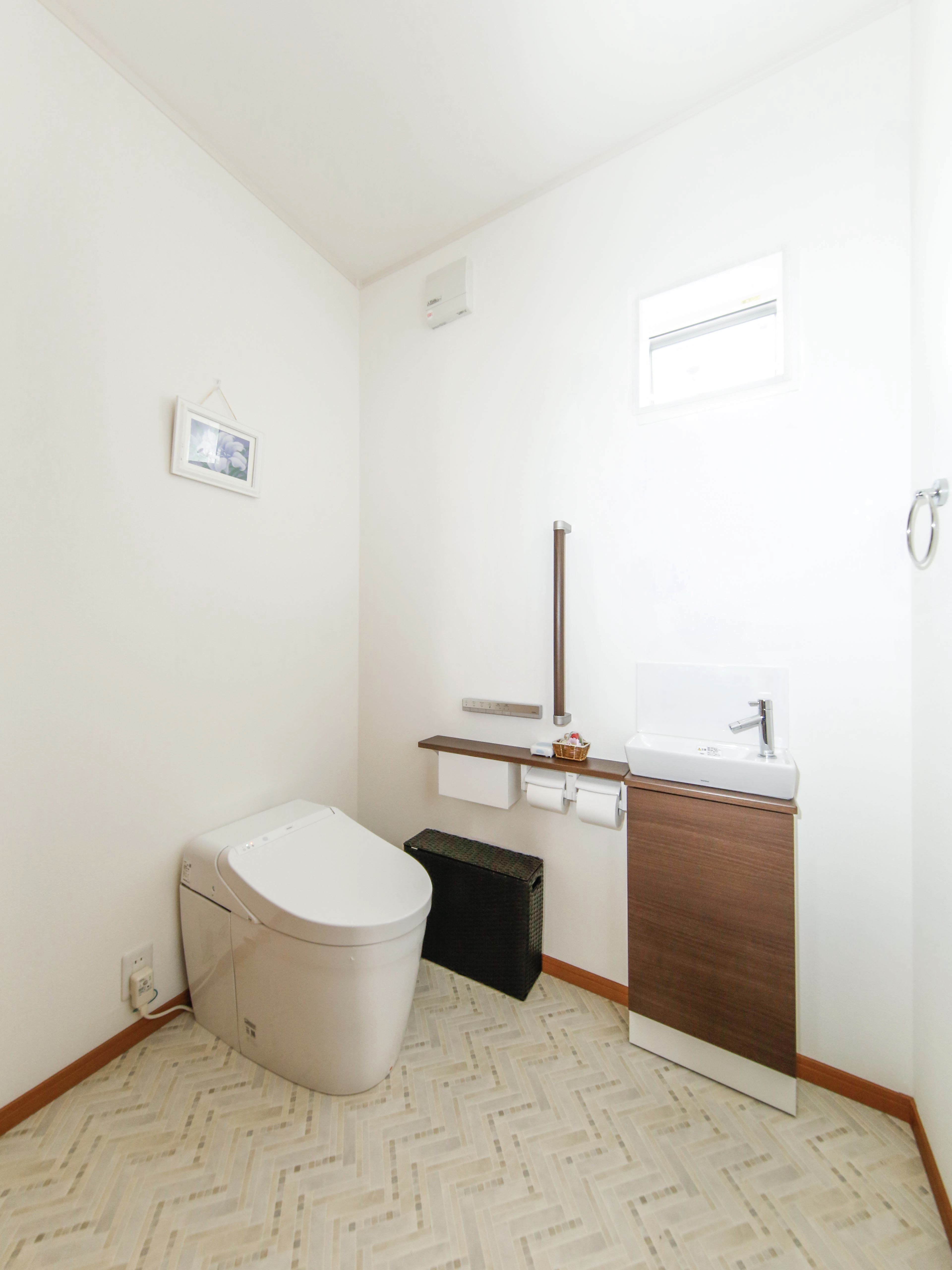 エスホーム｜お客様も使う１階トイレは、0.75坪と広めにした。引き戸なのでストレスなく使える。