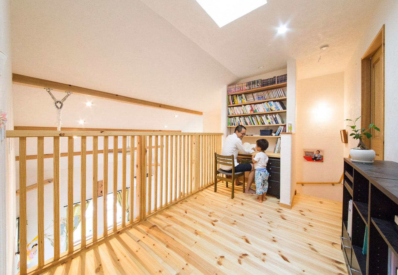 アイジースタイルハウス【子育て、輸入住宅、自然素材】2階ホールに設けた書斎スペース。吹き抜けで1階のリビングとつながり、家族の様子が感じられる空間に