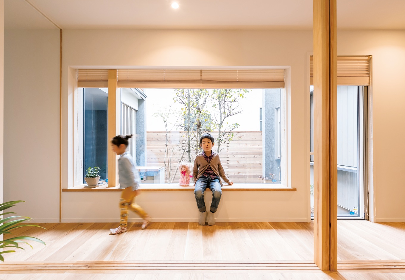 irohaco（アヴァンス）【デザイン住宅、子育て、間取り】１階にある子ども部屋。扉を開け放てば、廊下まで遊びの空間が広がる