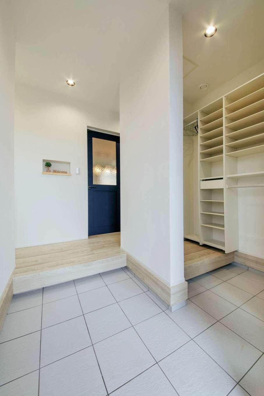 桜建築デザイン【デザイン住宅、子育て、間取り】玄関は来客用と家族用に分け、シューズクロークも用意