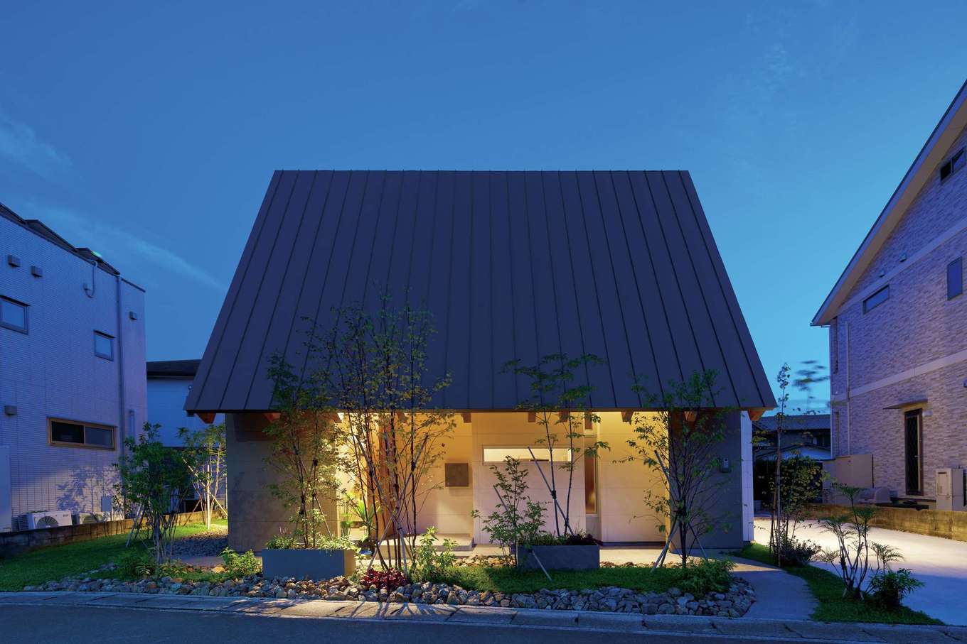 MABUCHI【デザイン住宅、間取り、建築家】屋根が前面にせり出した大胆な外観デザイン。周囲の街並みに溶け込みつつ、インパクトも出せたらというNさん夫妻の希望が叶えられた