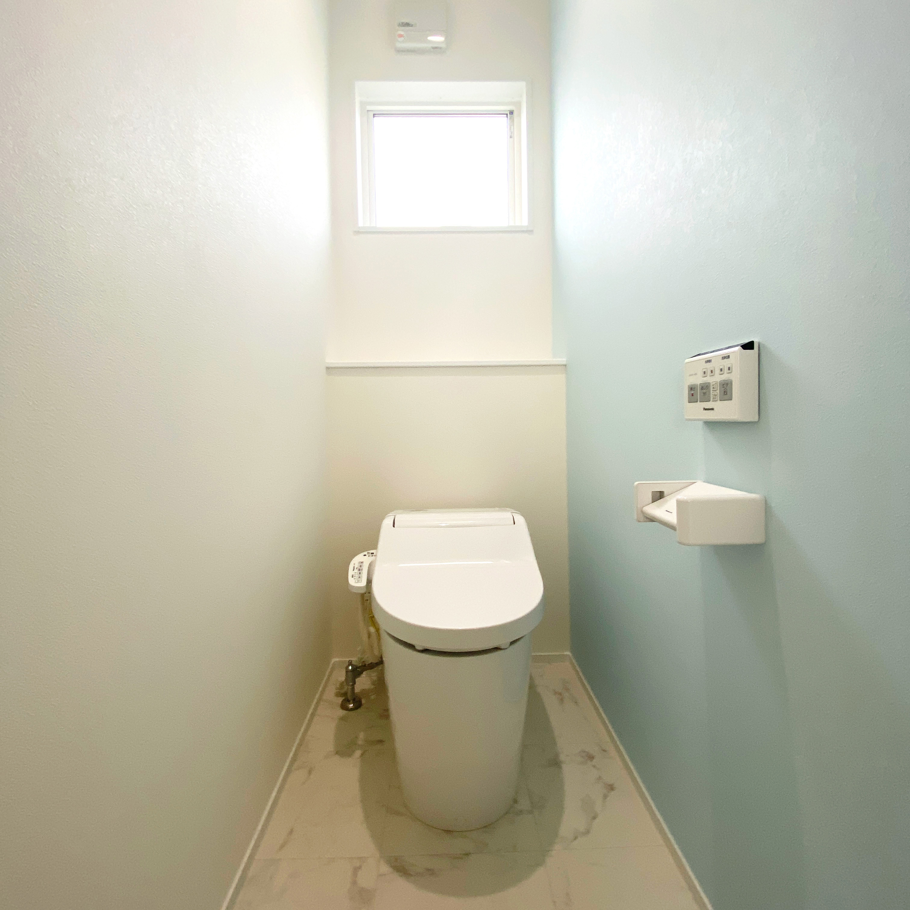 モデスト｜シンプルで機能的なトイレ空間。コンパクトながらも窓から自然光が差し込み、明るさを確保。使い勝手を重視したデザインが特徴。
