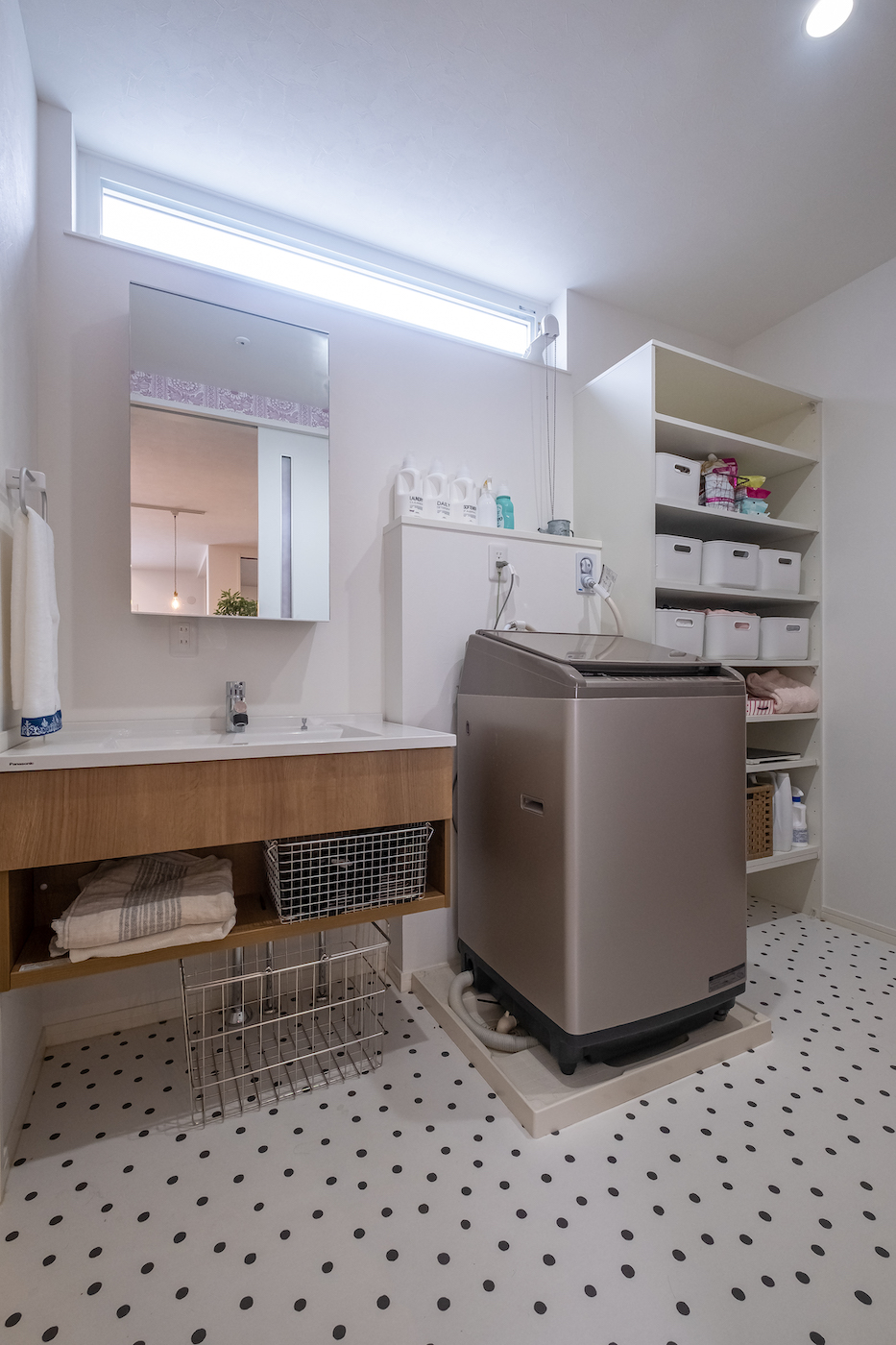 イデキョウホーム【子育て、収納力、省エネ】白を基調にした洗面所は清潔なイメージ。スペースを広くとったため収納が豊富で、ものが増えがちな洗面所でも片付けやすい