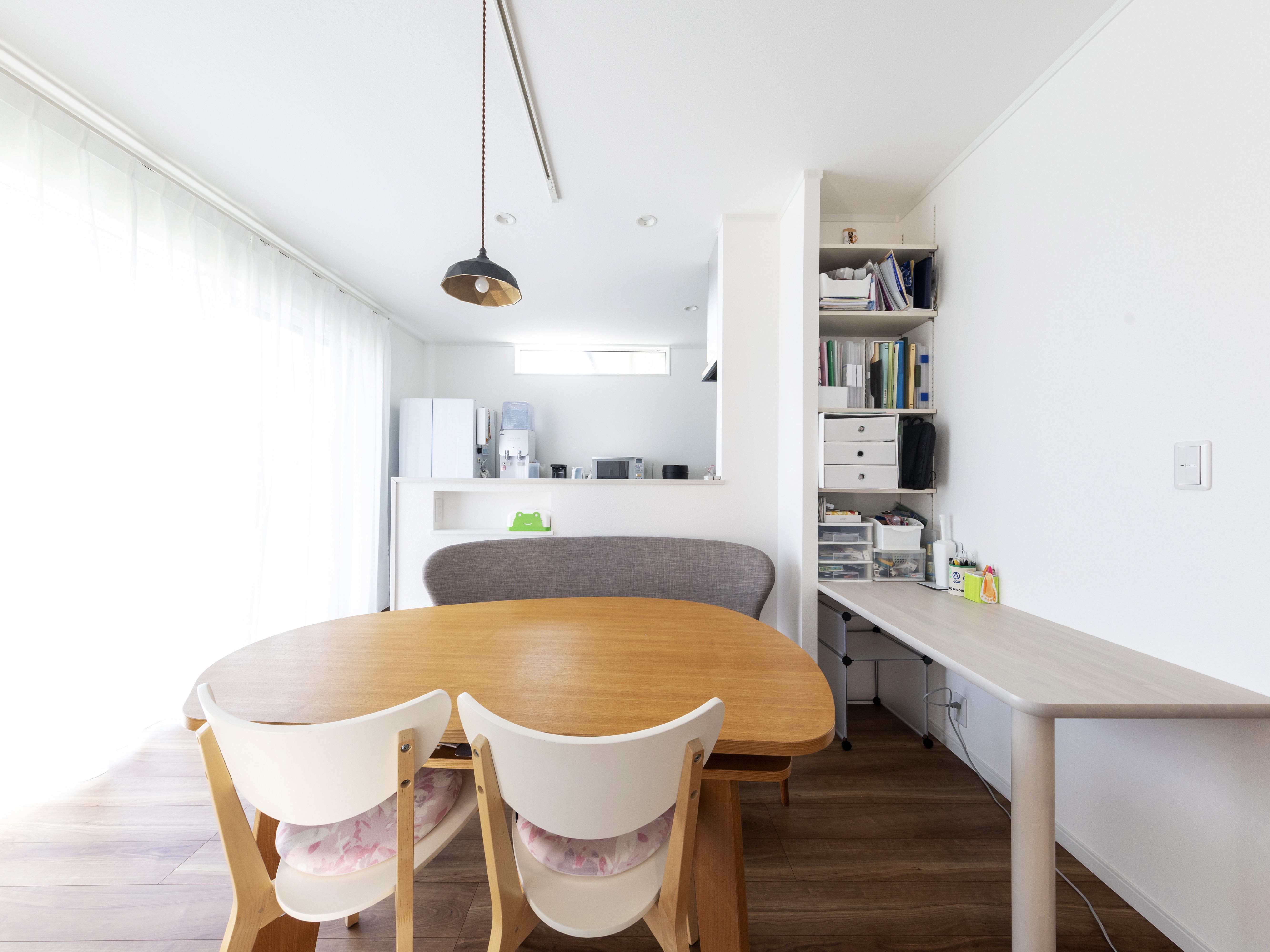 エスホーム｜明るい窓辺のダイニングスペース。ミラーカーテンを採用したので外から中の様子は見えづらくした。