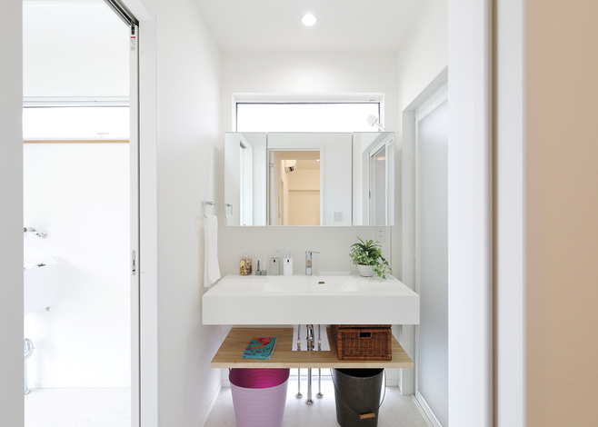 広めのシンクと鏡が使いやすい造作洗面台。光を取り入れ明るく、朝の身支度も心地よくできる
