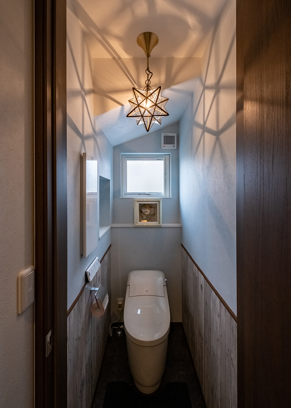 イデキョウホーム【デザイン住宅、省エネ、間取り】星形のランプが可愛いトイレ