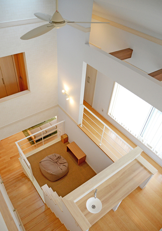 物語もエンディング。島から脱出した主人公たちは空へと放たれる。床も壁も天井も空色に。また、ここから2階、中間のフリースペース、さらにはリビングまでを見渡すことができる