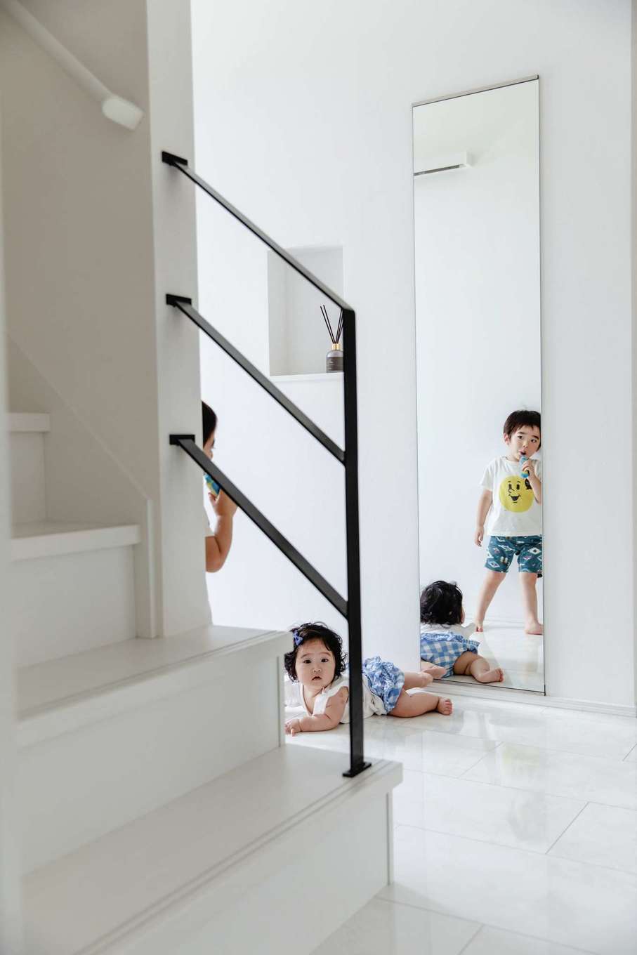 絆家（きずなや）【デザイン住宅、収納力、間取り】土間収納のある玄関ホール。黒いアイアンの手すりが空間を引き締める