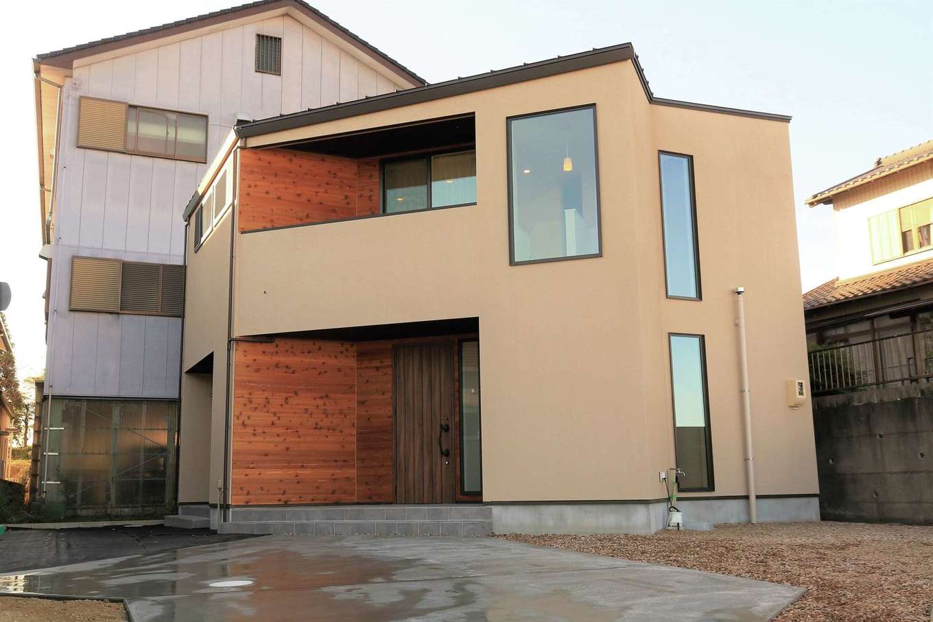 未来創建【デザイン住宅、狭小住宅、省エネ】旗竿の変形地で、『未来創建』と一緒に楽しみながら創り上げたZEH住宅。日当たりと風向をシミュレーションした上で、建物の位置を決めた。デザインと性能のバランスがとれた注文住宅は『未来創建』ならでは