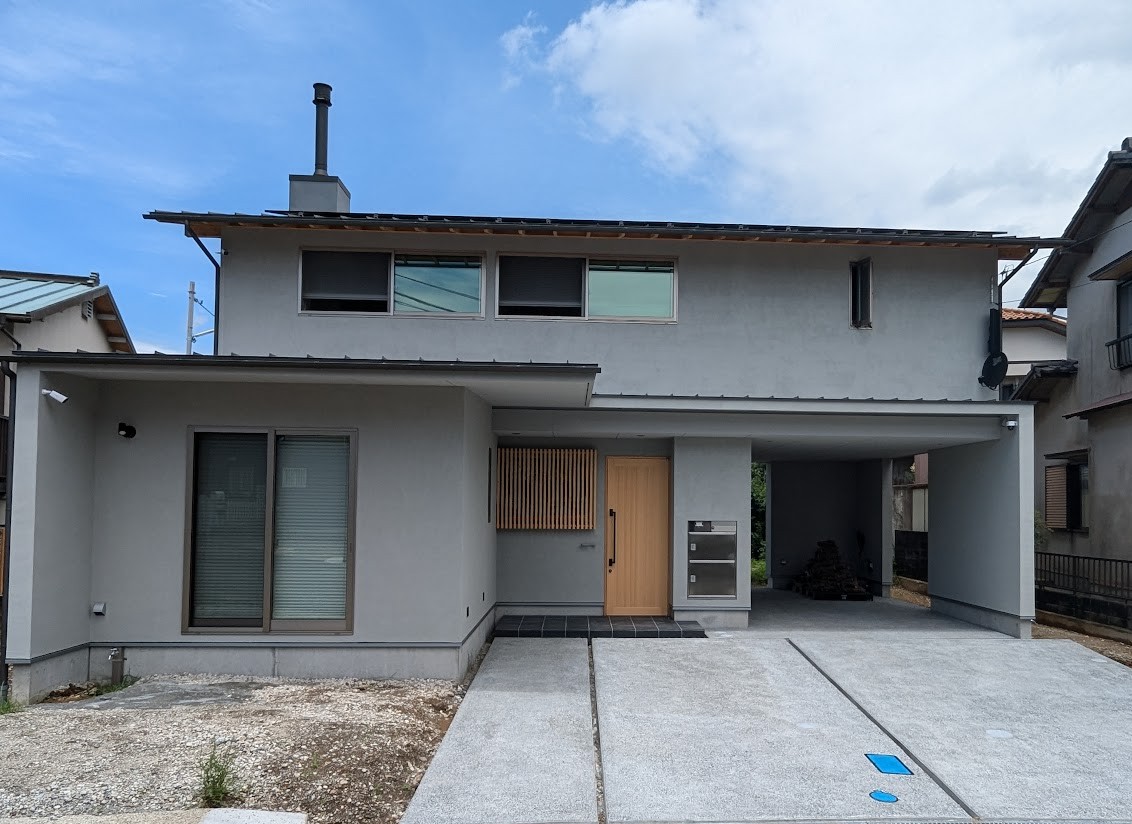 落ち着いたグレーの左官仕上げ塗り壁の外壁