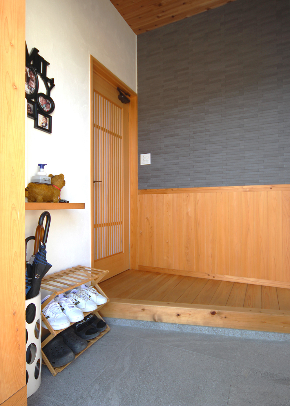 まつざわ建築【子育て、自然素材、屋上バルコニー】調湿機能に加え、気になるニオイなどを低減するエコカラットをアクセントウォールにした玄関