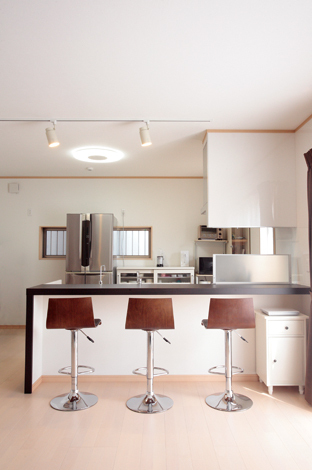 ご主人が晩酌するカウンターに はピンスポットをあてて