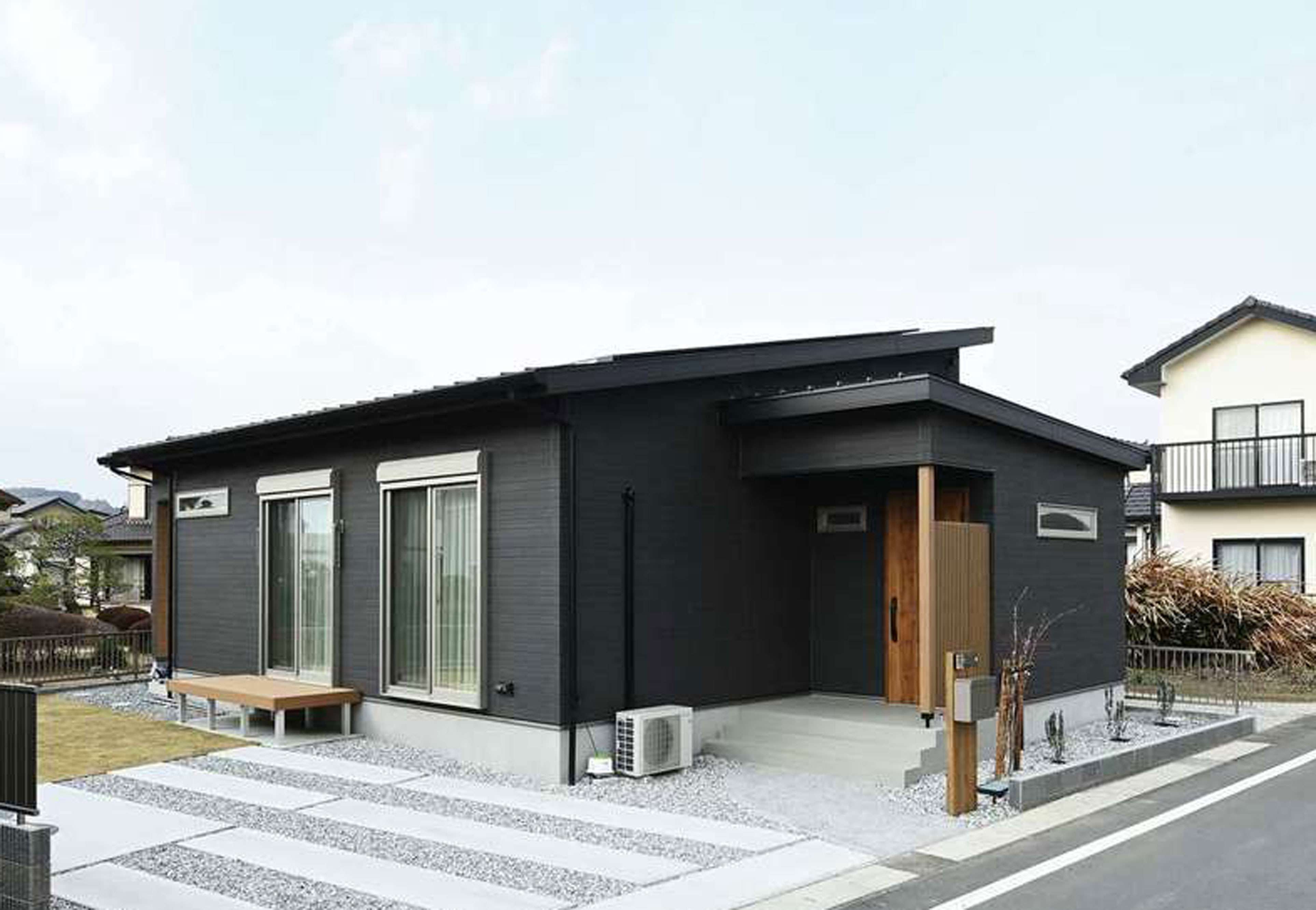 Yamaguchi Design 【デザイン住宅、夫婦で暮らす、平屋】居住スペースと玄関部分の屋根勾配を逆向きにしたスタイリッシュな平屋