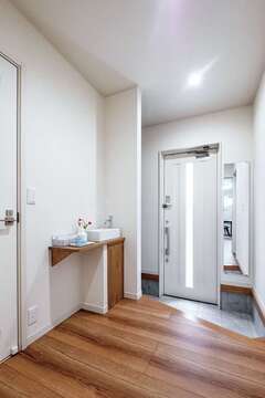 玄関ホールには帰宅してすぐに手を洗える洗面台を造作。玄関には土間収納があり、靴以外の物もたっぷり置ける