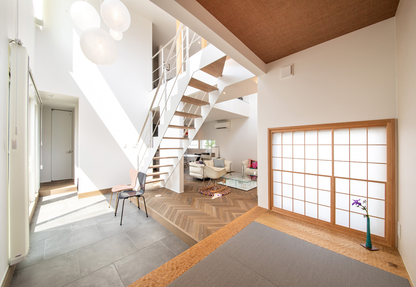 SEIEN ARCHITECT【趣味、建築家、インテリア】玄関土間はLDKと中庭の緩衝帯としての役割を果たし、中庭側に開口部を大きく設けてある。土間の奥には3畳分の畳スペースがあり、来客時に活躍