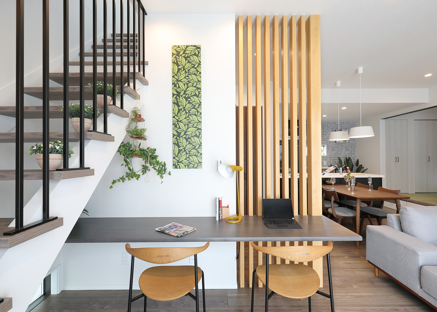 丸昇彦坂建設【デザイン住宅、和風、間取り】スタディーコーナーはゆったりとした造りに。木目格子のアクセントを加えた