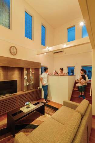 住宅工房 アリアンス｜開放感に満ちた吹抜けのリビング。南と東の高窓から長時間に渡って光が降り注ぐ。スキップフロアを活かしてつくったキッズスペースは、リビングに立つパパママと目線の高さが同じになり、親子の会話も弾む