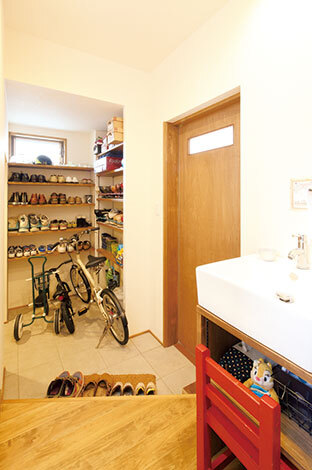 家族専用の土間玄関。洗面台を設置したことで、子どもたちの手洗いする習慣が自然に身に付いた