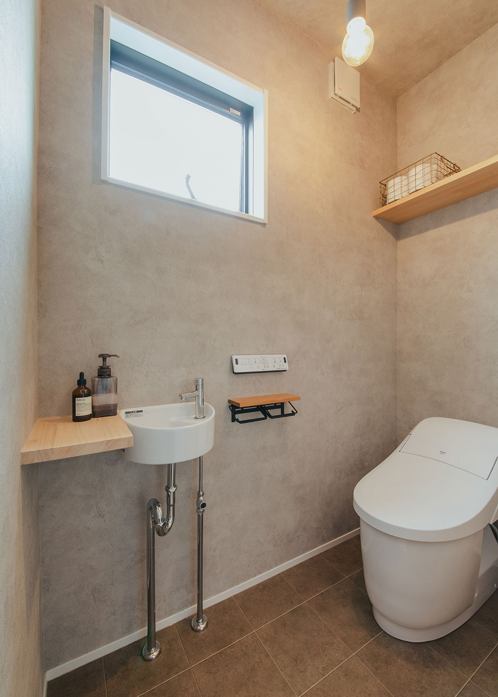 フジモクの家（富士木材）【デザイン住宅、子育て、自然素材】トイレは上品な印象。見せる収納でスッキリ