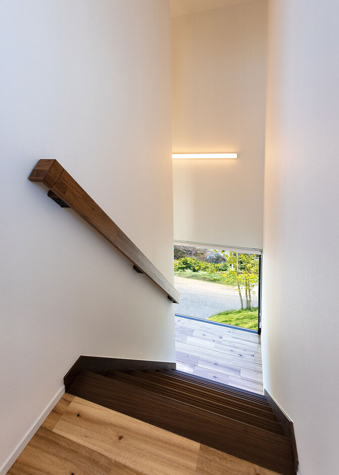 階段の踊り場に窓を設けて光を探り入れた