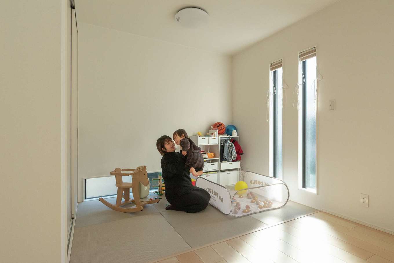 HAPPY HOUSE（山田工務店）【デザイン住宅、子育て、間取り】和室はモダンに仕上げることで、LDKとの一体感が生まれている。左手に収納も備える