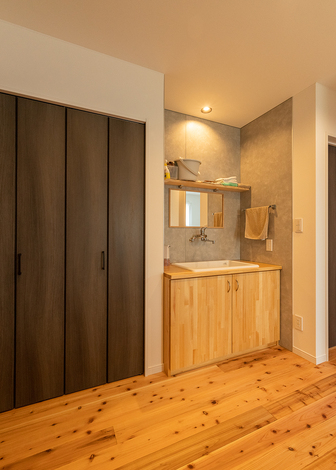 2階ホールの収納と洗面台