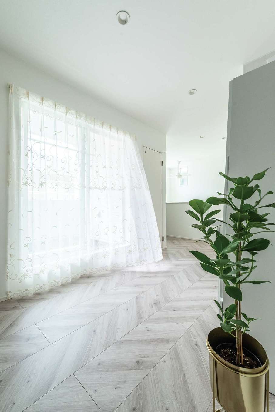 HAPPY HOUSE（山田工務店）【デザイン住宅、間取り、インテリア】家族だけが使用する2階は、やや洗練を抑え気味に。窓の外は屋根のある物干しスペース。隣家の窓がない位置に設けられた