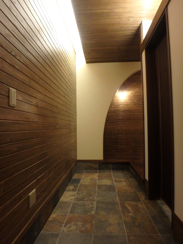 TDホーム静岡西 ウエストンホームズ【デザイン住宅、自然素材、間取り】土間は天然石で仕上げている。アールが掛かった特徴的な壁は空間に変化を与える役目も果たす