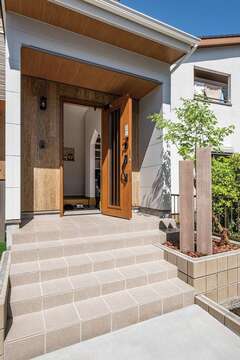 太陽光で汚れを分解する外壁を採用。塗り替え期間まで長いので、メンテ費も削減される。木目調の軒天も標準