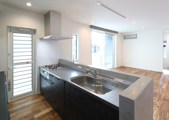 手元が隠れる高さにカウンターを造作し、カスタマイズしたキッチン