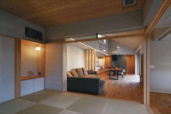 リビングと隣接する小上がりの和室