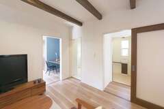 ブルーのクロスの母室の右隣が浴室、その右隣がトイレ。動線は最短だ