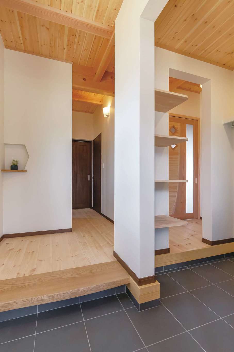 住まいるコーポレーション【子育て、自然素材、省エネ】来客用の正式な玄関と、シューズクローク＆家族用の下足場とを分けてあるので、いつも美しさをキープできる