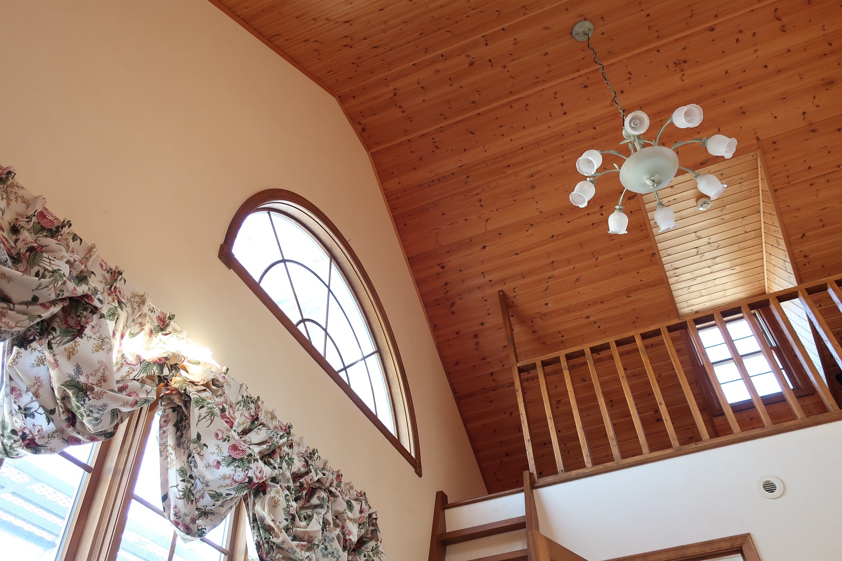 ドーマーから外を眺められるロフト