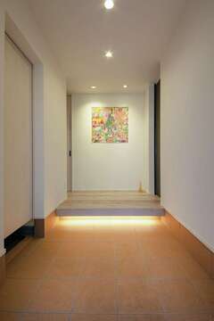 お気に入りブランドのスカーフを壁に貼った玄関