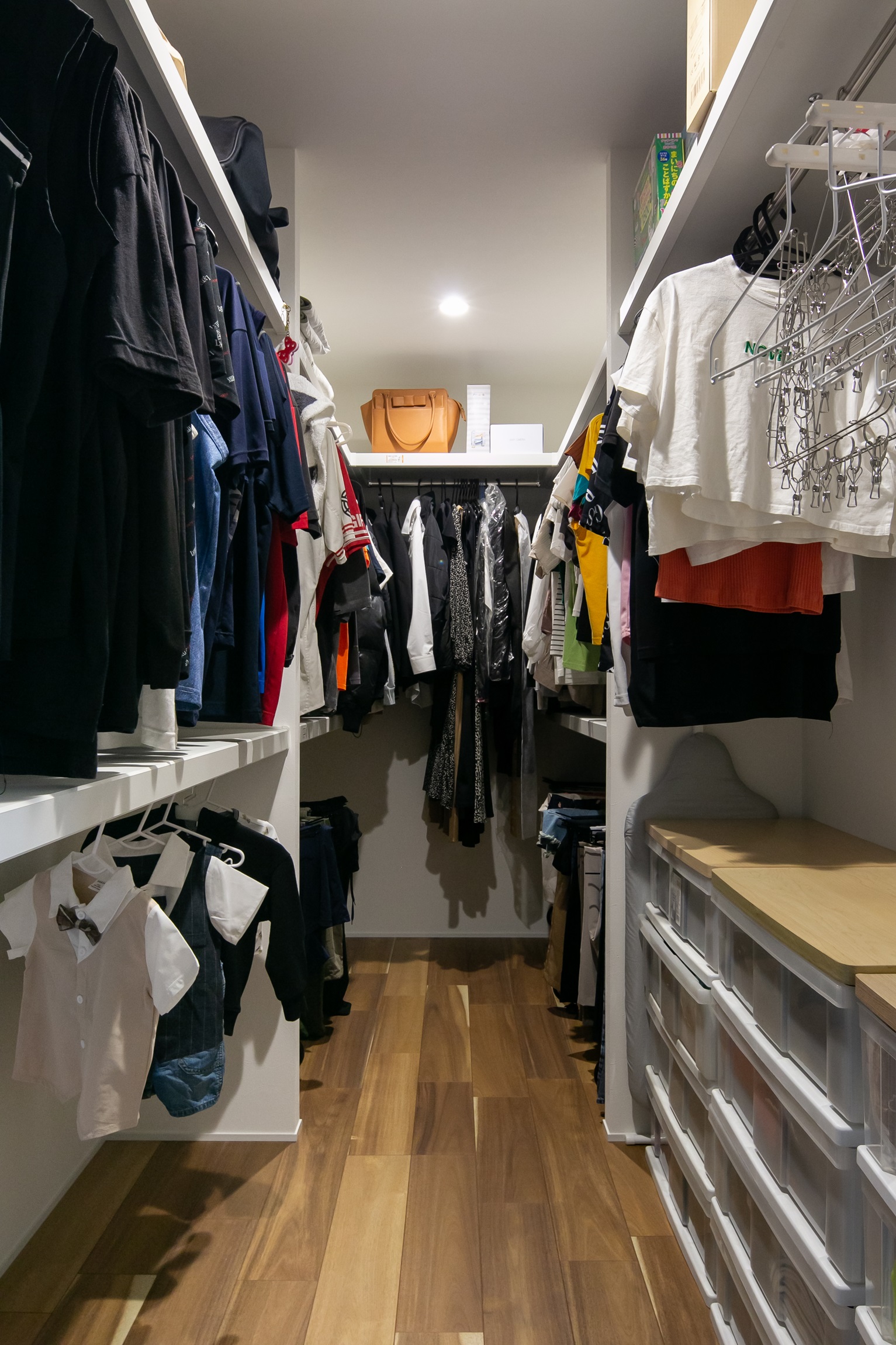 シンプル｜洗面脱衣室のすぐ横にはFCLを配置。
干したものをすぐに仕舞えて家事動線も抜群。