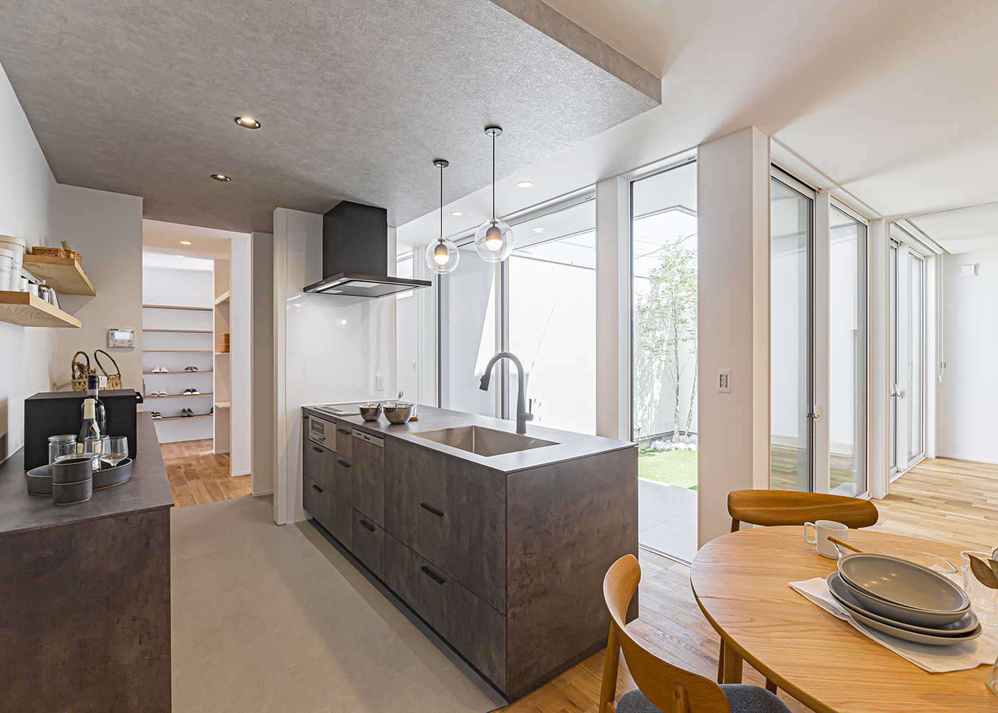 ARRCH アーチ【デザイン住宅、間取り、建築家】キッチンは暮らしの中心。中庭を望みながら、リビングへの視線の抜けがあることで全体を見渡すことが出来るようにした