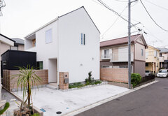 三角屋根が特徴のシンプルな外観
