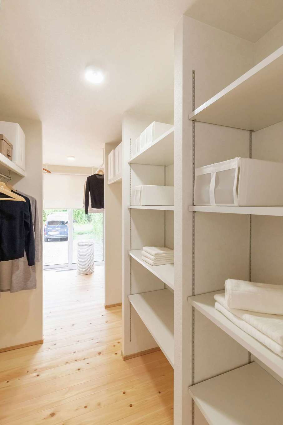 住まいるコーポレーション【自然素材、省エネ、平屋】大容量のウォークインクローゼット。水回り設備を一か所に集約し、洗う・干す・しまうの家事ラク動線を実現した