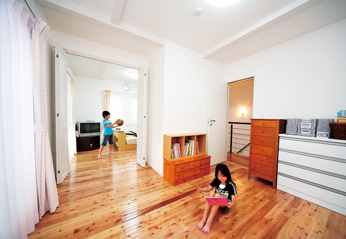 二間続きの子ども部屋は、将来は扉を閉めてそれぞれの個室に